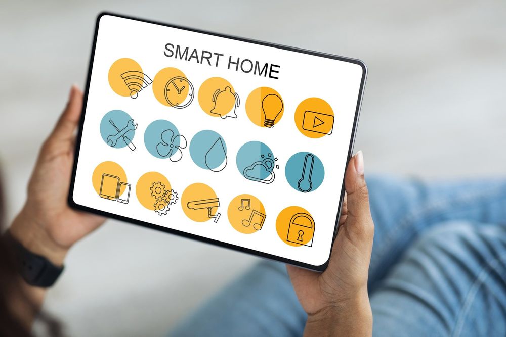 Elektriker montiert einen smarten Lichtschalter in einer Unterputzdose