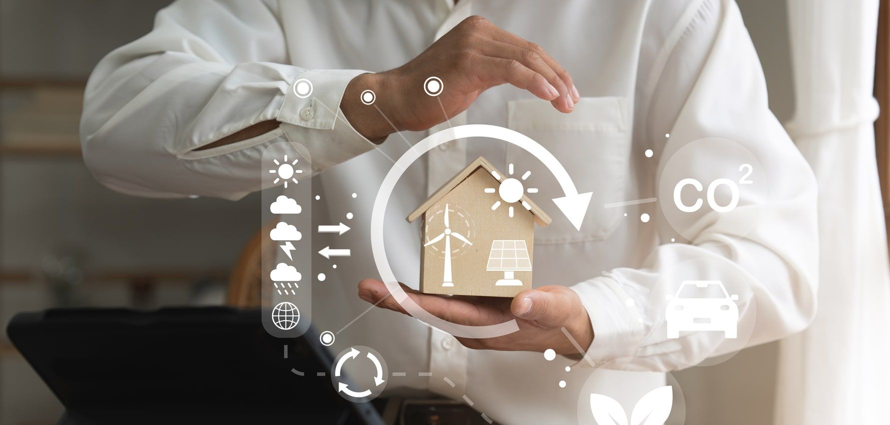 Elektriker montiert einen smarten Wandschalter in einem Wohnzimmer